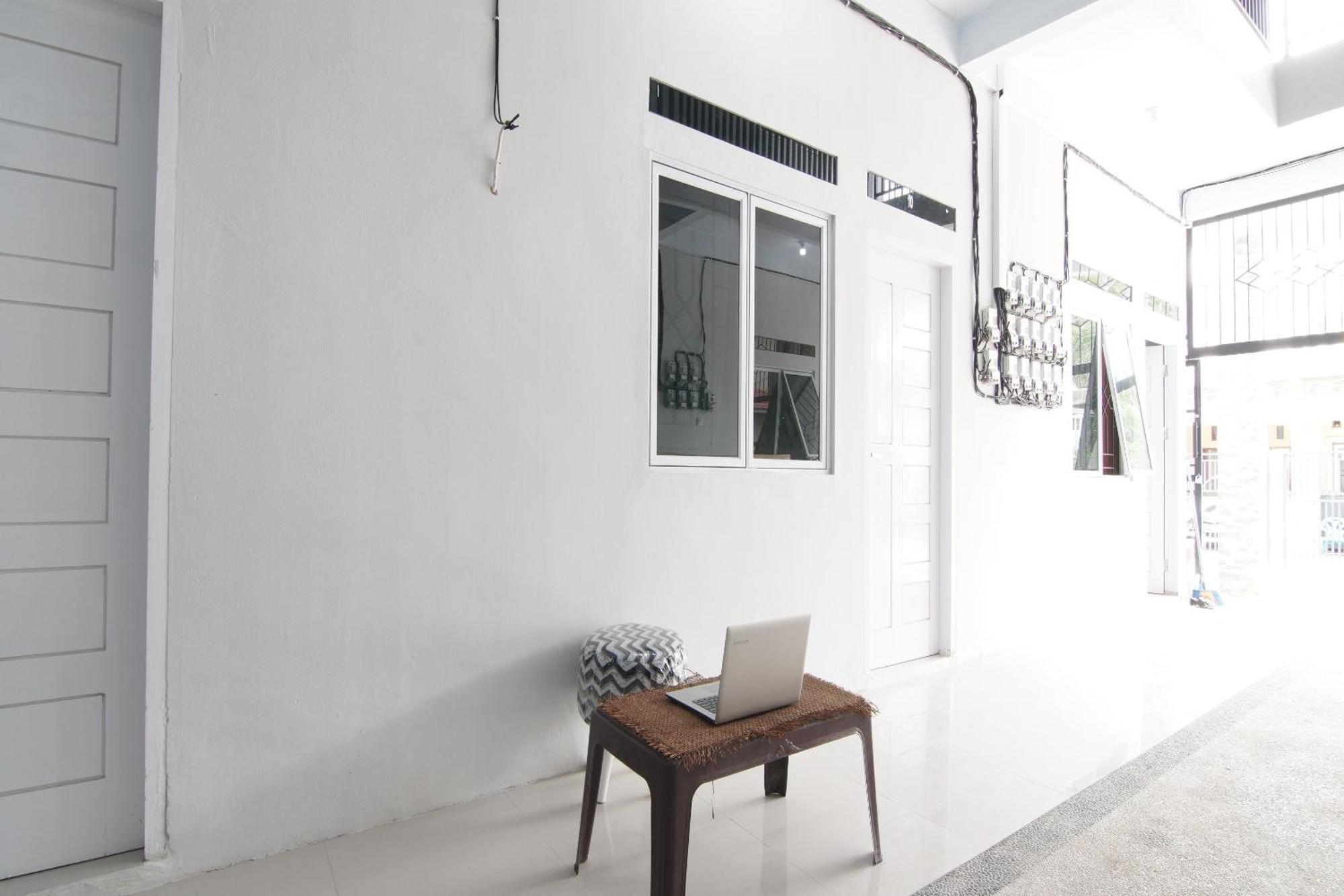 Oyo 93767 45 Guest House Sragen Exterior foto