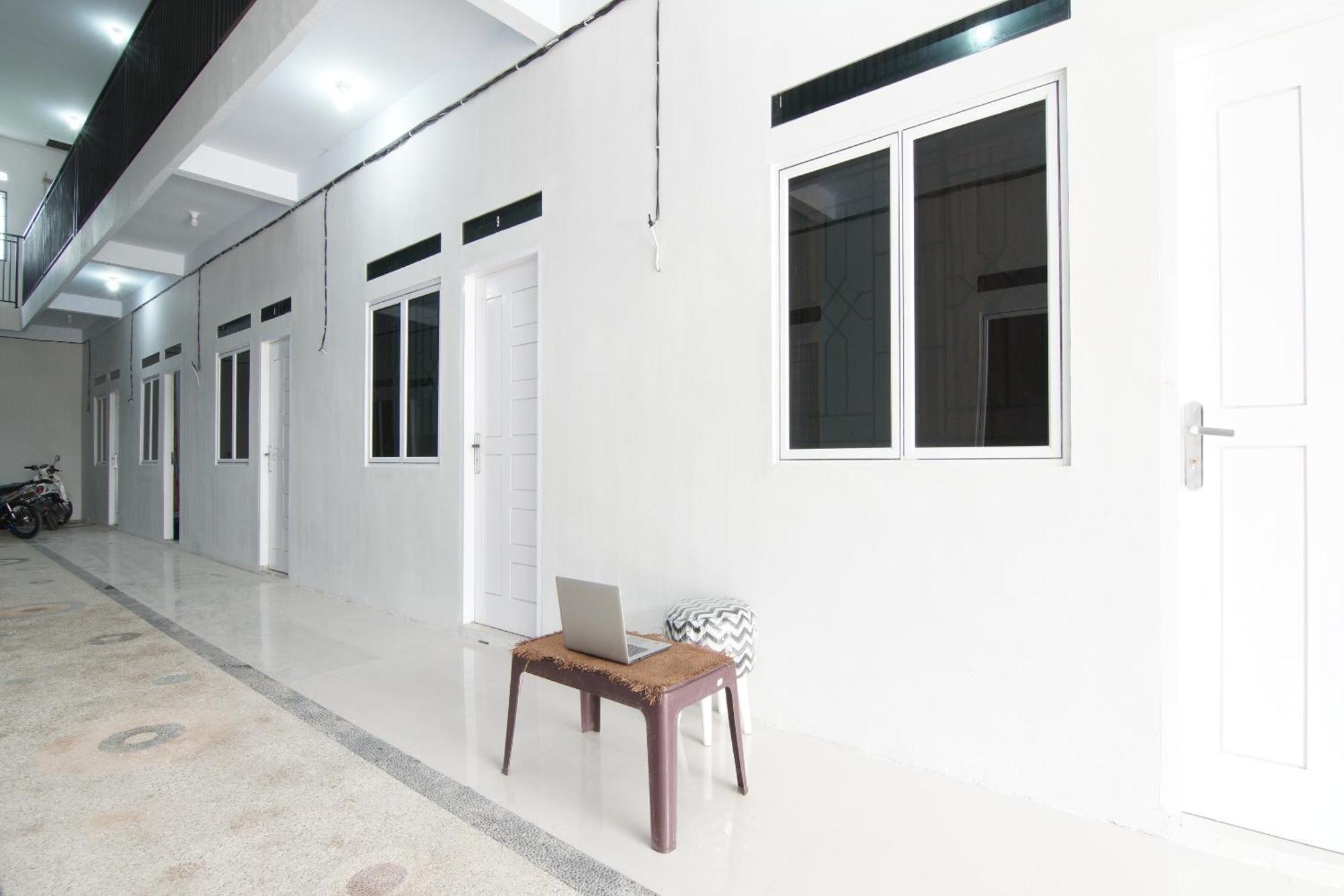 Oyo 93767 45 Guest House Sragen Exterior foto