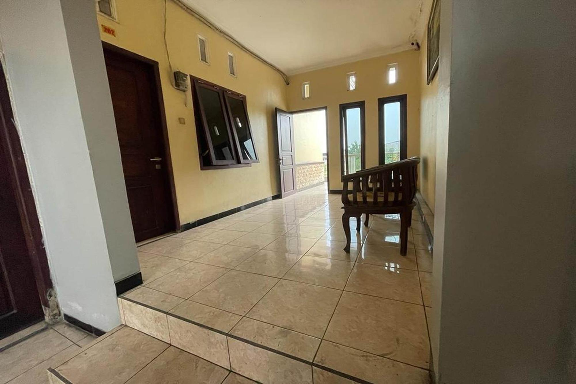 Oyo 93767 45 Guest House Sragen Exterior foto