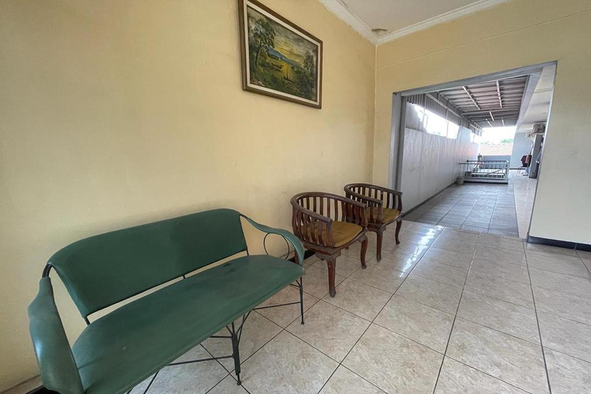 Oyo 93767 45 Guest House Sragen Exterior foto