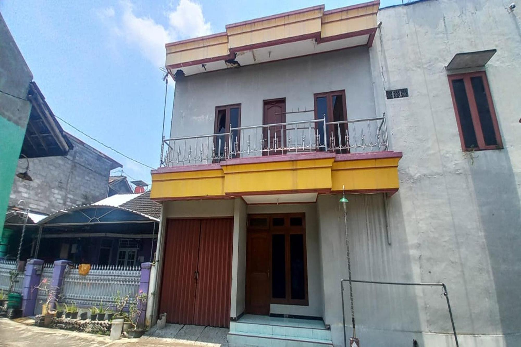 Oyo 93767 45 Guest House Sragen Exterior foto